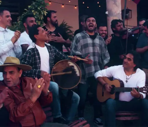 El Chaqueo Palavecino y ms amigos guitarrean en el nuevo video de los Nocheros: La Guitarreada. 